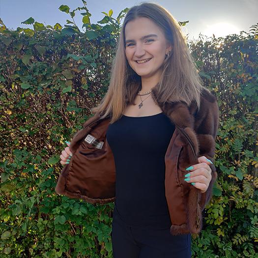 Model i Scanbrown minkjakke med lynlås og lille krave fra Rie Pels
